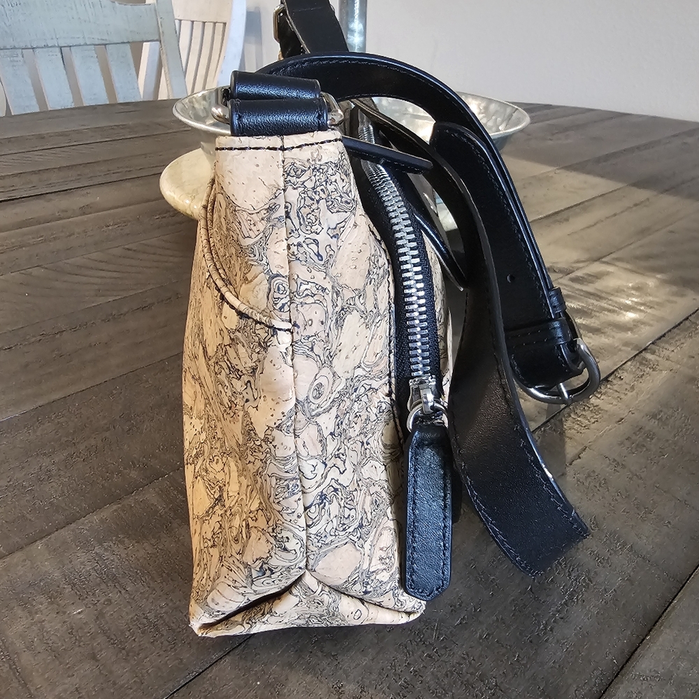QUEORK Stylish Black and Tan Crossbody Bag - Picture 7 of 15